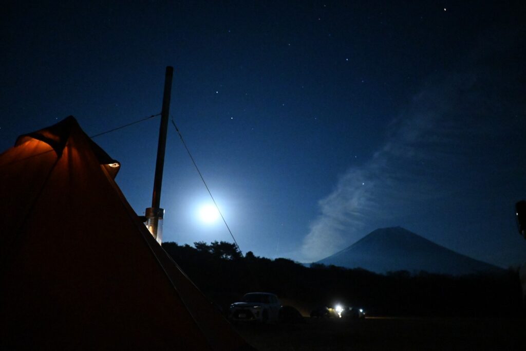 朝霧ジャンボリーオートキャンプ場の富士山と満月の画像