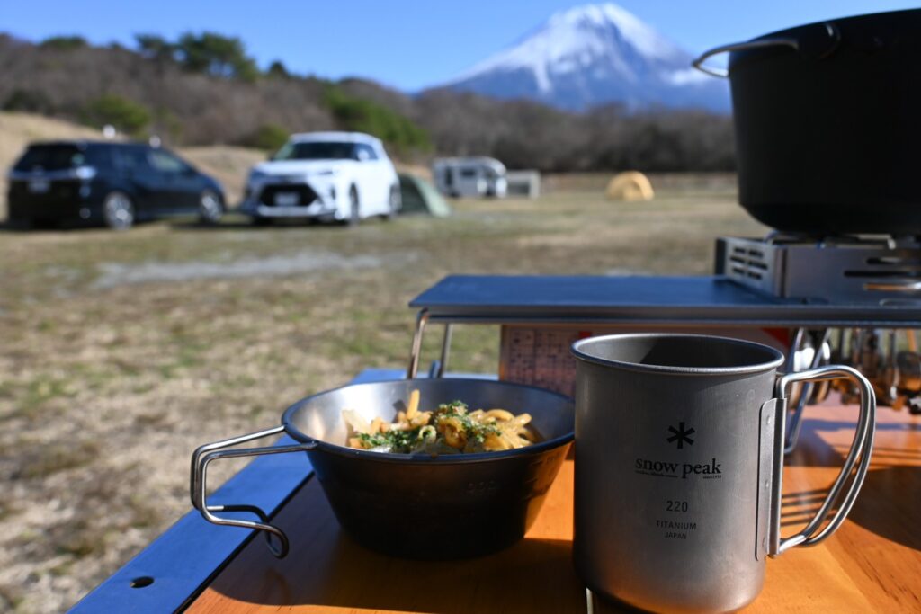 朝霧ジャンボリーオートキャンプ場の広場サイトで富士宮焼きそばを食べる画像