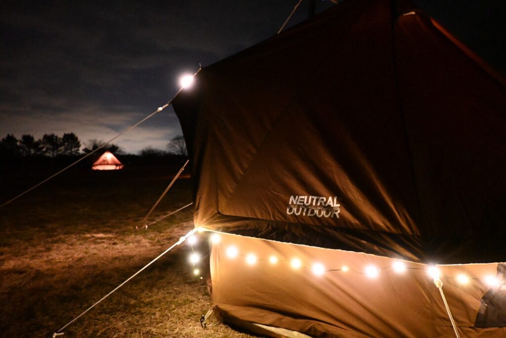 朝霧ジャンボリーオートキャンプ場の夜の景色とテントの画像