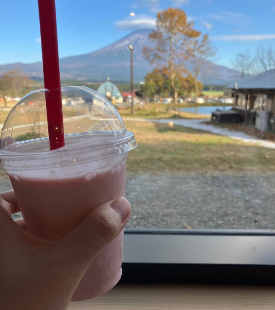 金山テラスでスムージーを飲んでいる画像