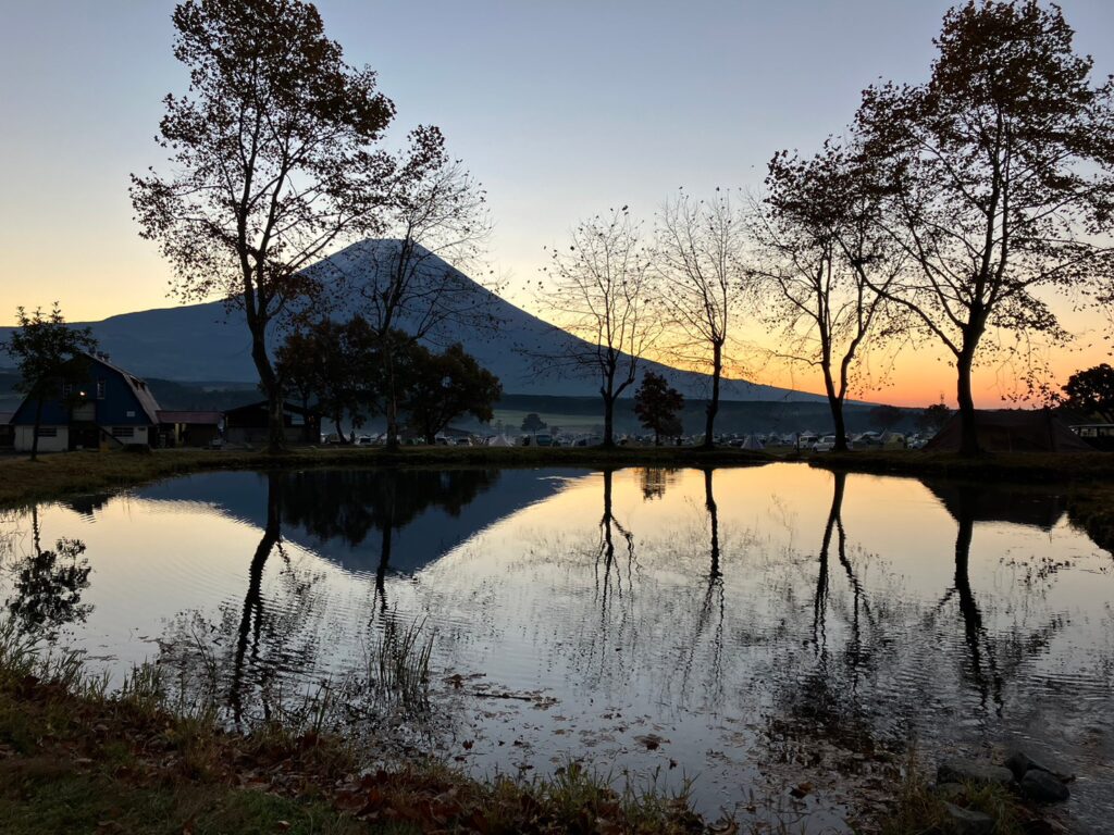 ふもとっぱらの朝日と富士山の画像