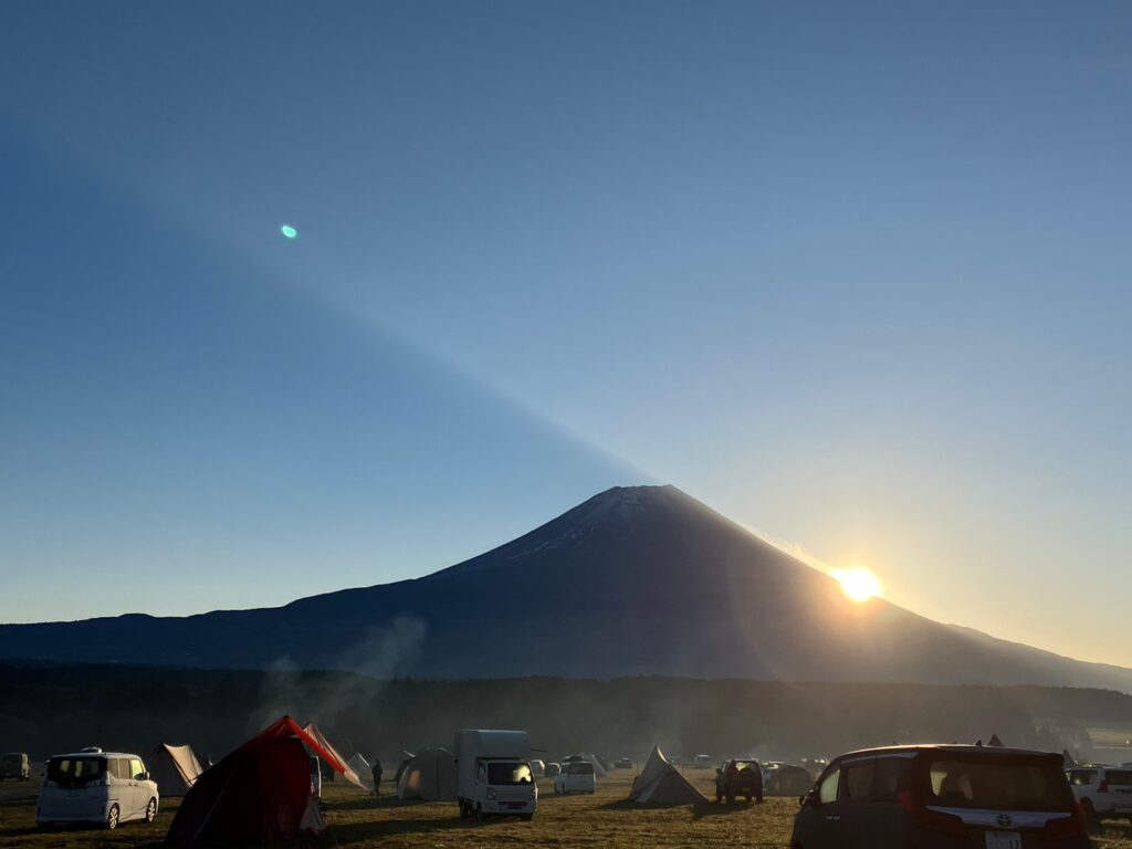 ふもとっぱらの日の出と富士山の画像