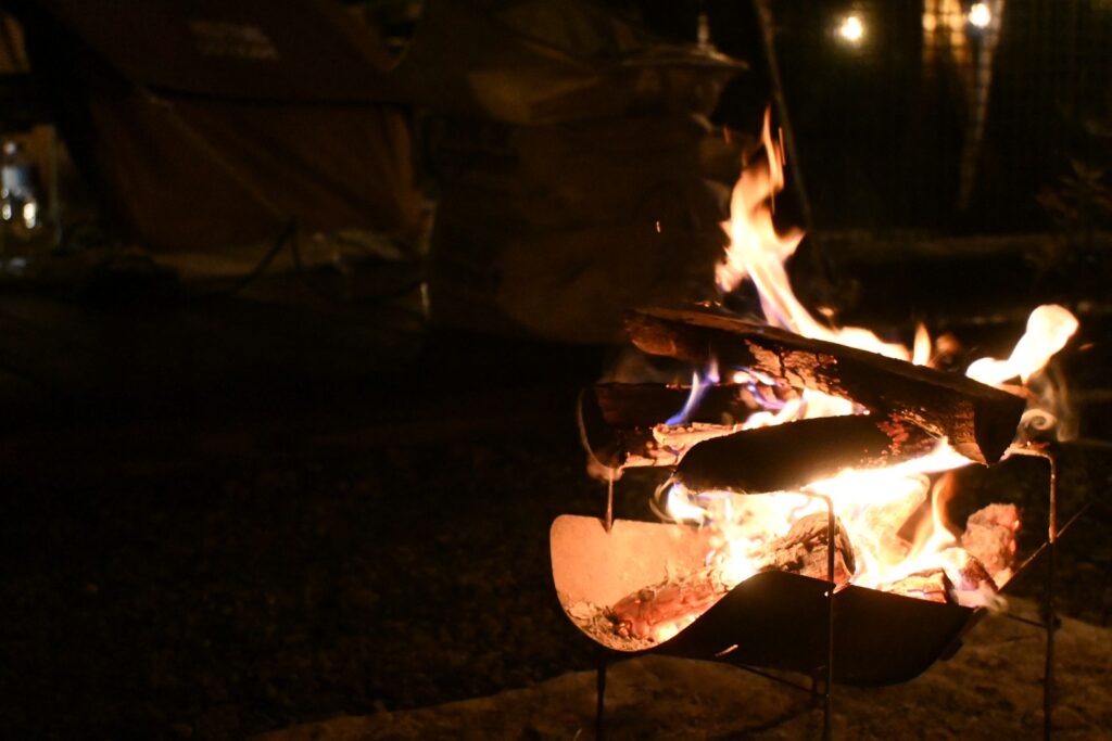 喜多川キャンプベースで焚火を楽しむ