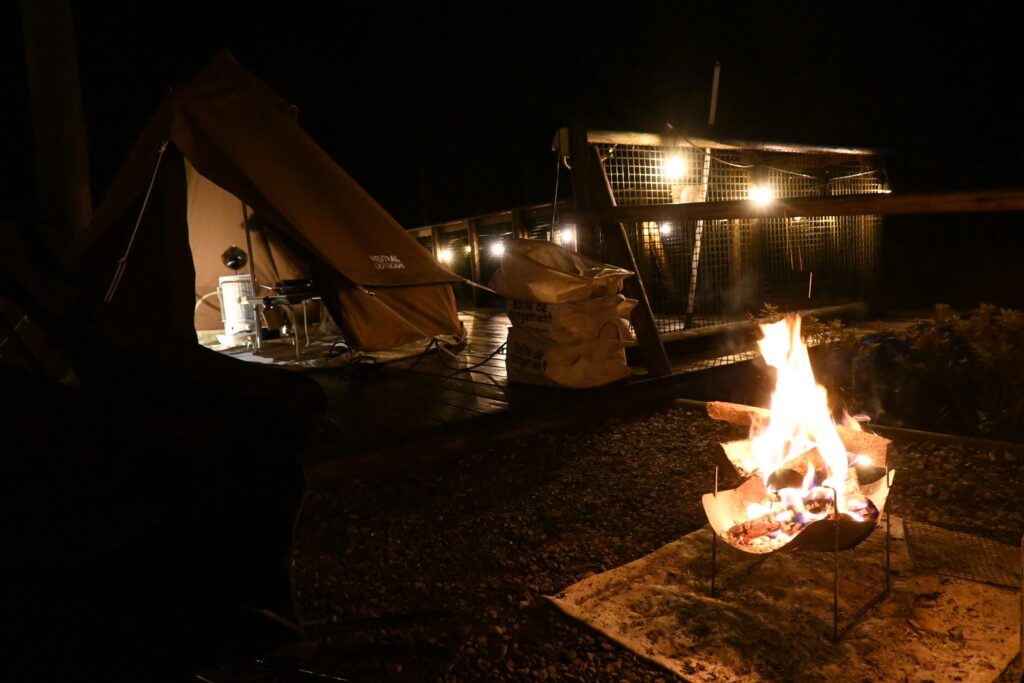 喜多川キャンプベースで焚火とテント