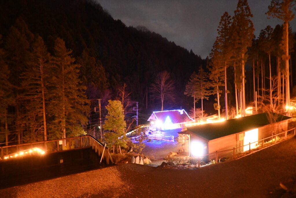 喜多川キャンプベースのライトアップ