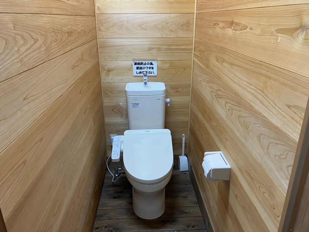 喜多川キャンプベースのトイレ内部