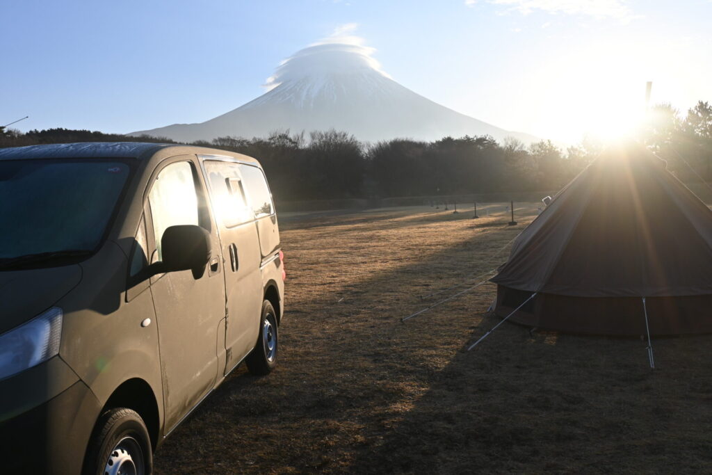 朝霧ジャンボリーオートキャンプ場で富士山とゴードンミラーとテントの写真