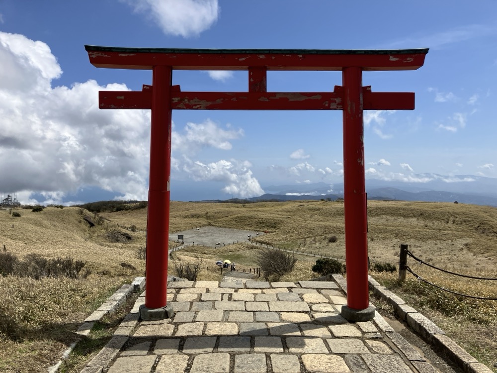 箱根元宮の鳥居と青空