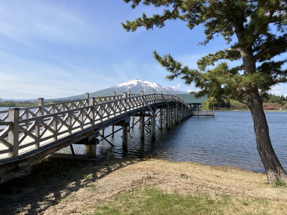 鶴の舞橋と岩木山