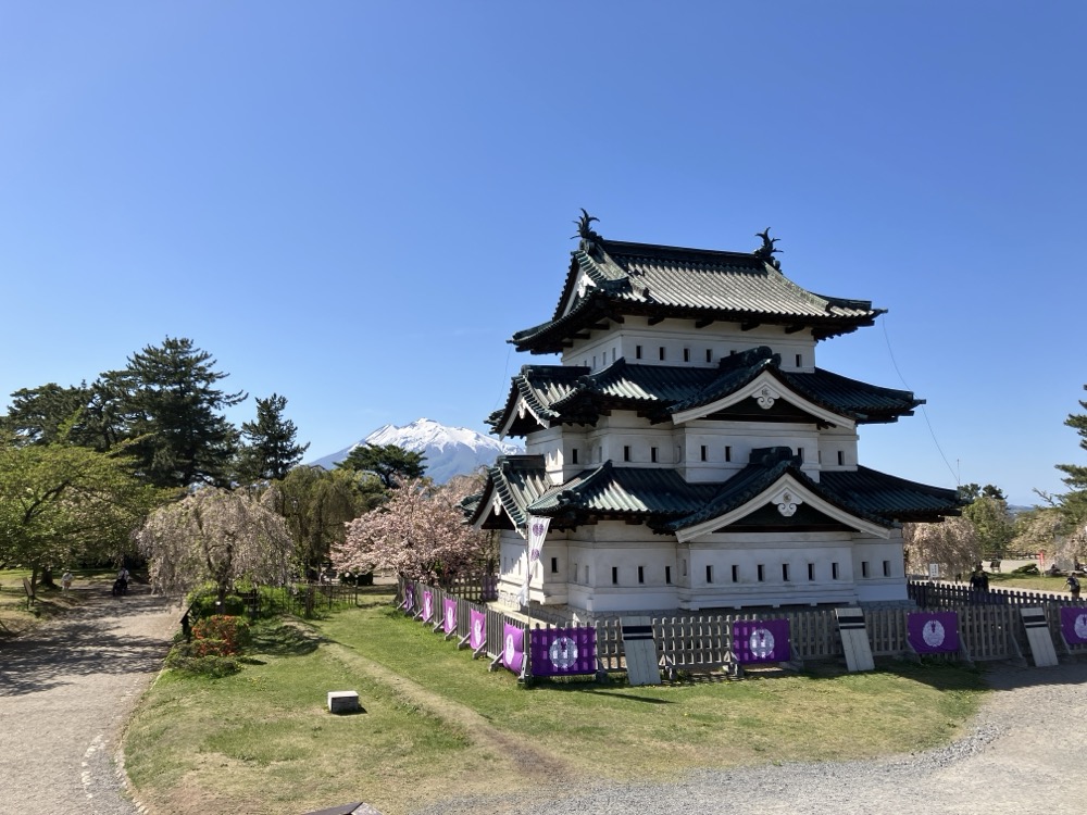 弘前城の天守と岩木山