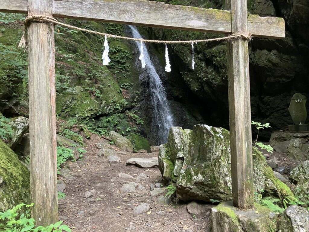 御岳山にある綾広の滝の画像