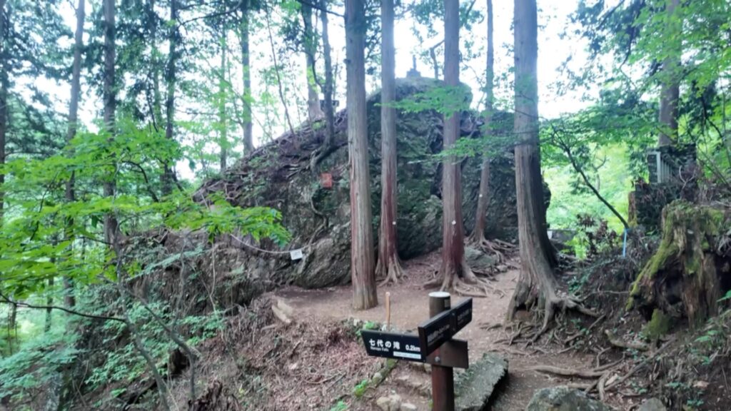 御岳山にある天狗岩の画像