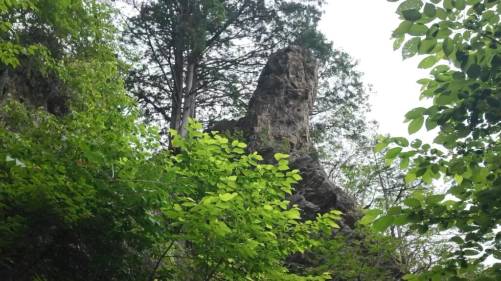 御岳山にある天狗岩を下から見た画像