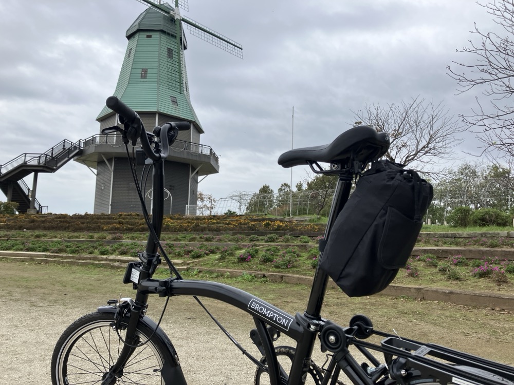 霞ヶ浦総合公園でBROMPTONと風車の画像