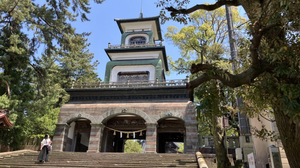 尾山神社の神門の画像