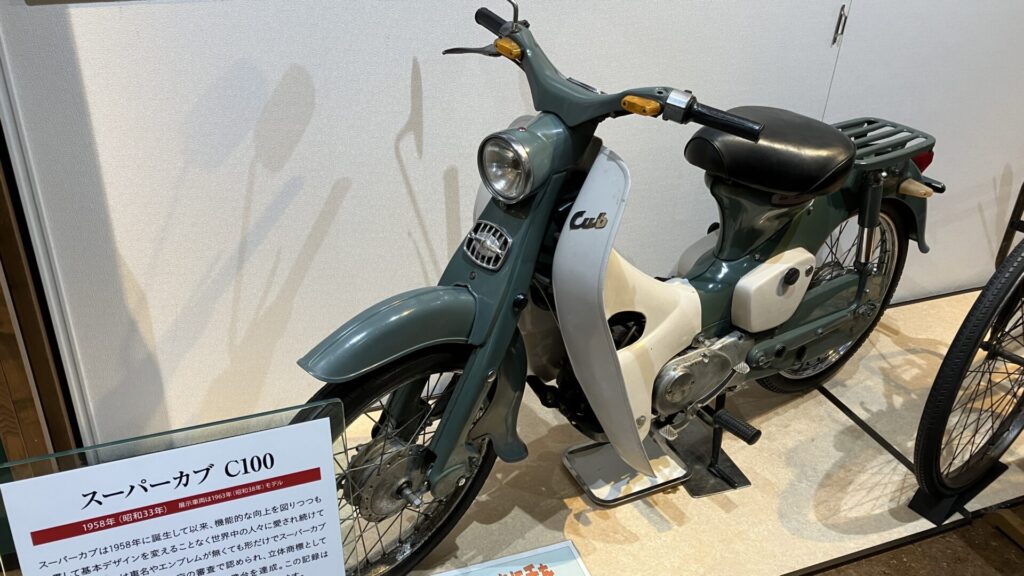 本田宗一郎ものづくり伝承館に展示されているスーパーカブの画像