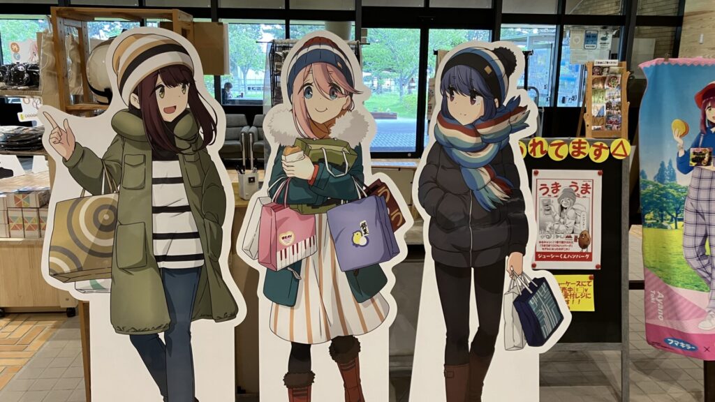 渚園キャンプ場の売店に飾られているゆるキャン△キャラのパネルの画像