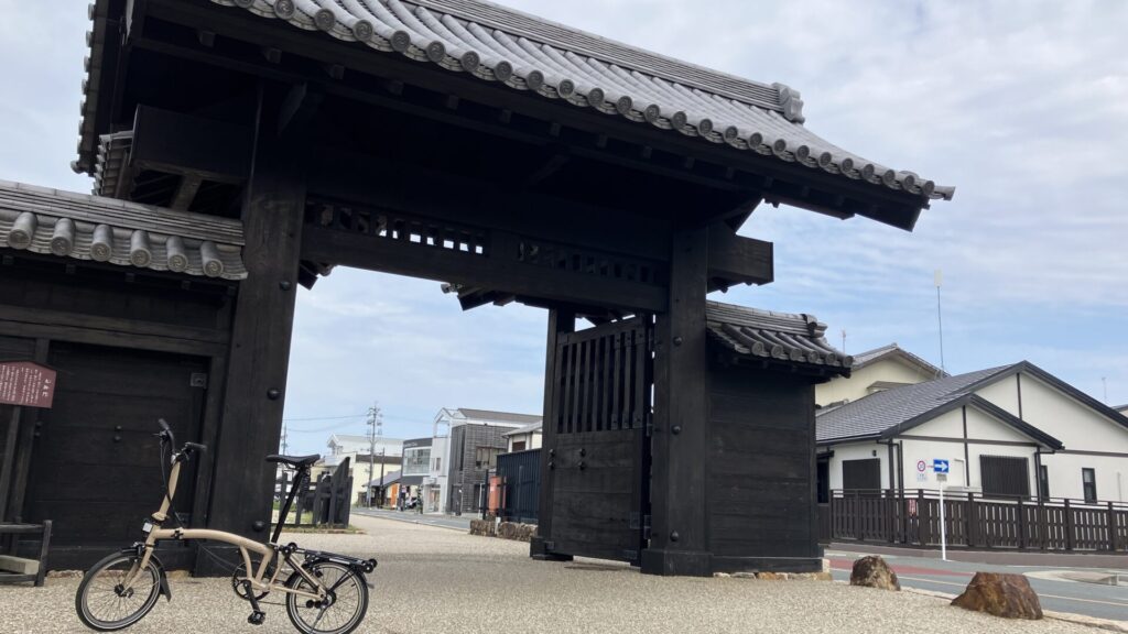 BROMPTONと新居関所の画像