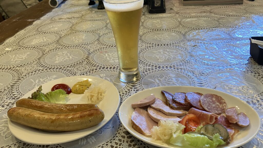 腸詰屋鎌倉小町店の焼きソーセージとハムの盛り合わせと湘南ビールの画像