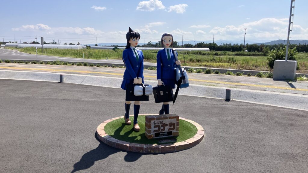 コナン通りに設置された蘭と園子のカラーオブジェの画像