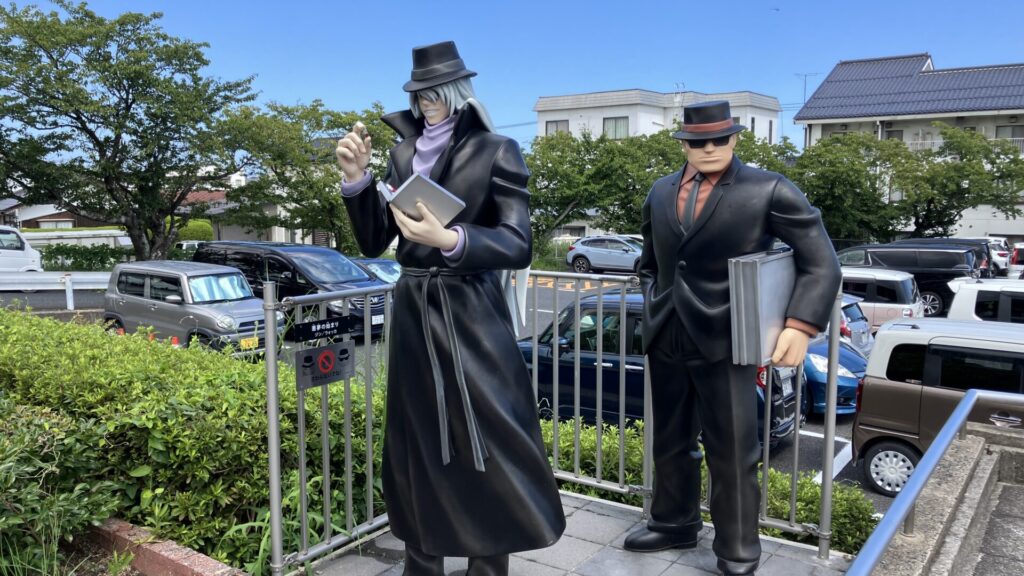 北栄町役場にあるジンとウォッカのカラーオブジェの画像