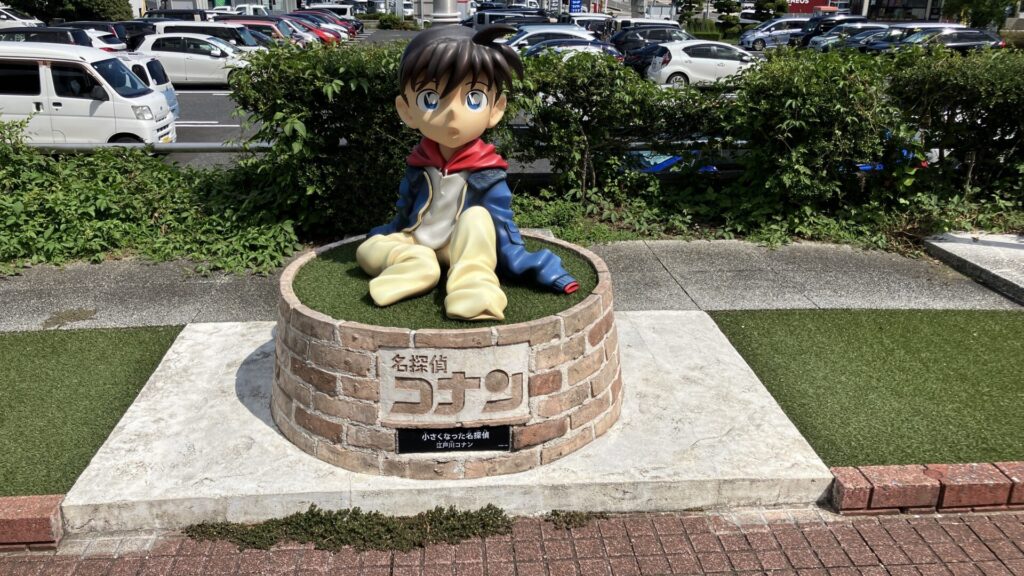 新一が小さくなってコナンが誕生した場面を再現したカラーオブジェの画像