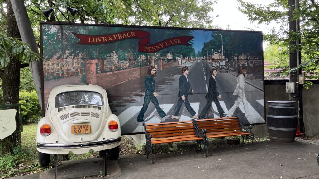 PENNYLANEの敷地内にあるビートルズのモニュメントの画像