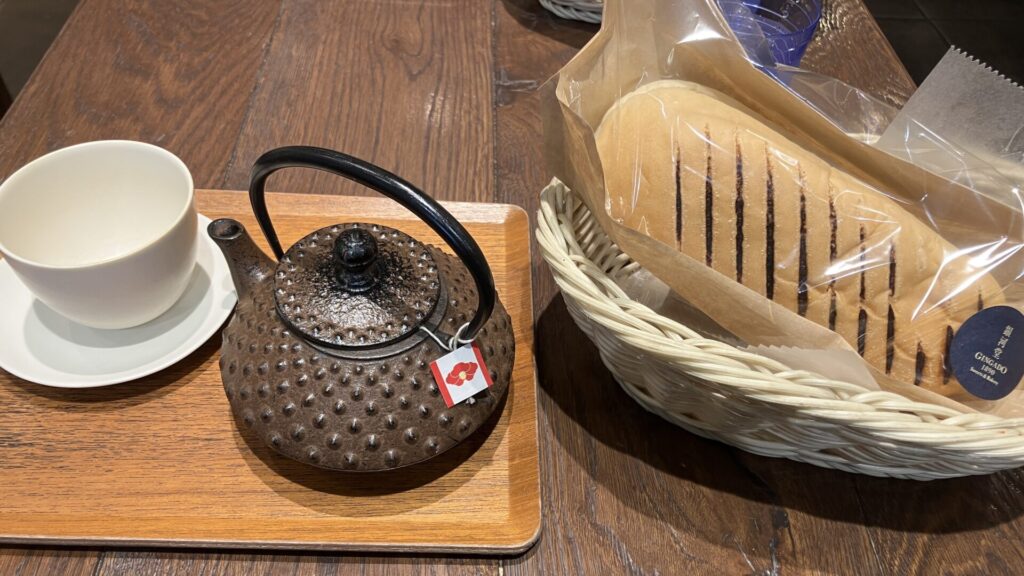 銀河堂1890の南部鉄器とパンの画像