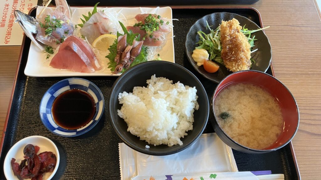 西湘フードスタジアム内にある地魚や与一のお刺身定食の画像