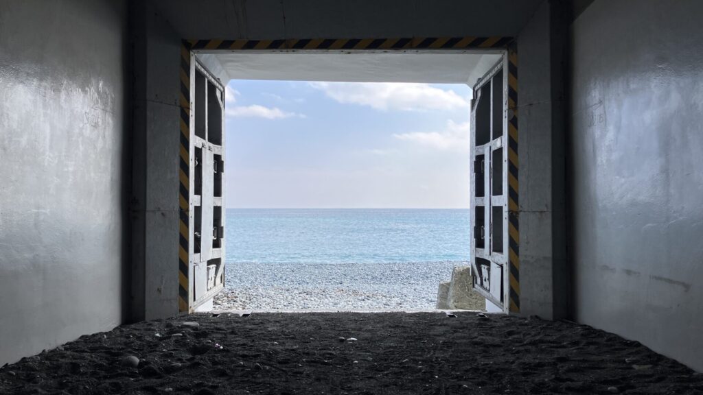 小田原にある海へと続くトンネル「海への扉」の画像