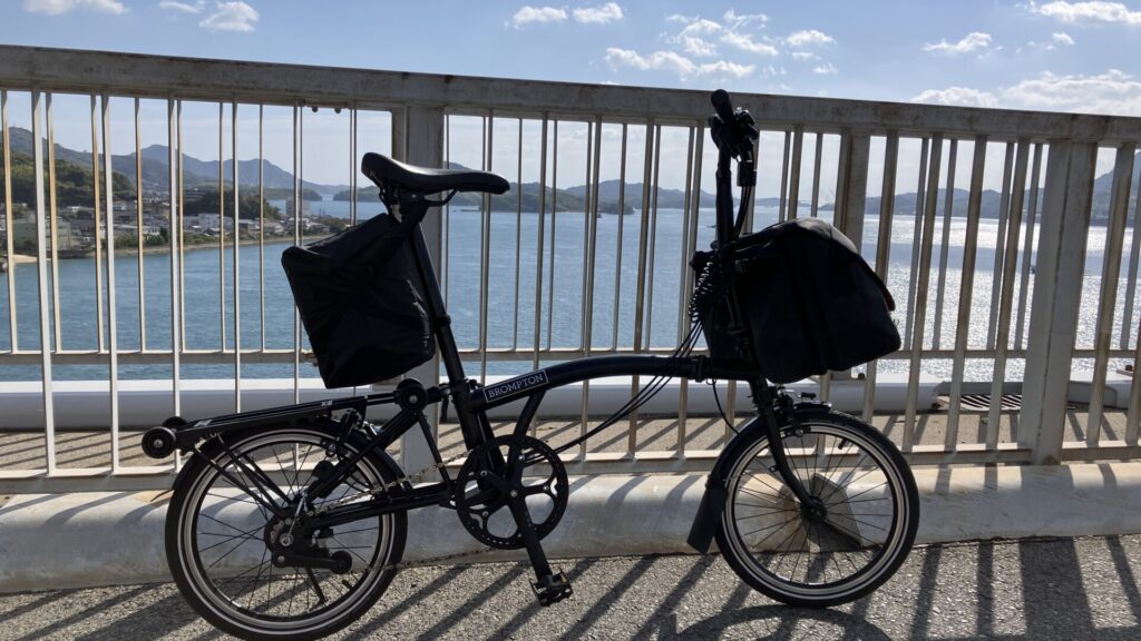 しまなみ海道の橋の上で撮影したBROMPTONの画像