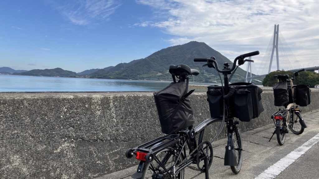 しまなみ海道の海沿いの景色とBROMPTONの画像