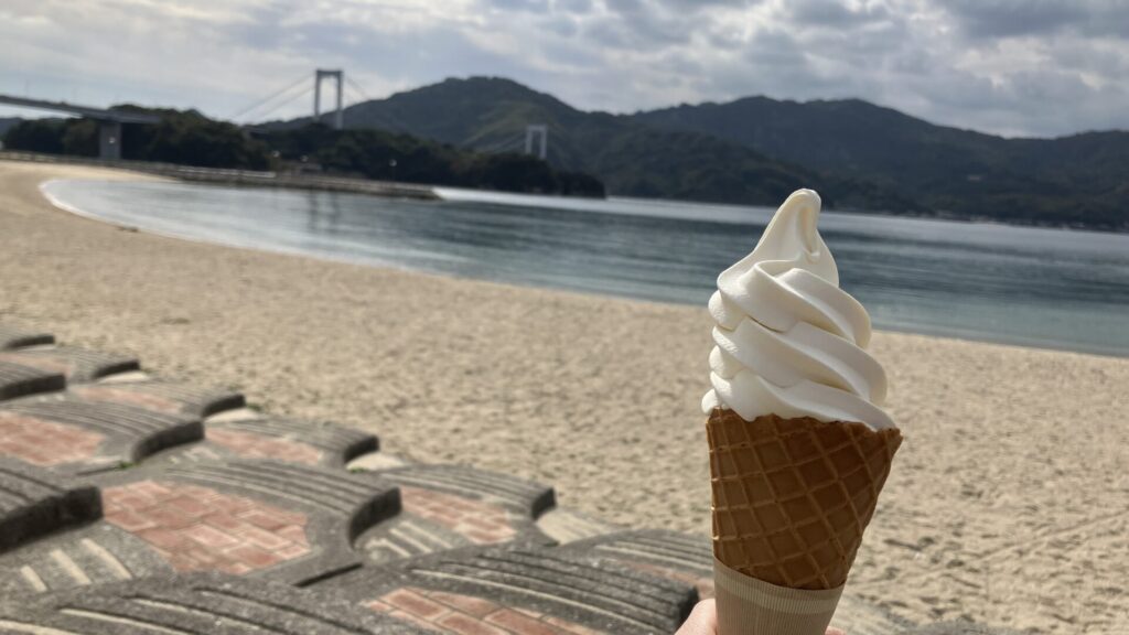 伯方島の伯方の塩ソフトと海の景色の画像
