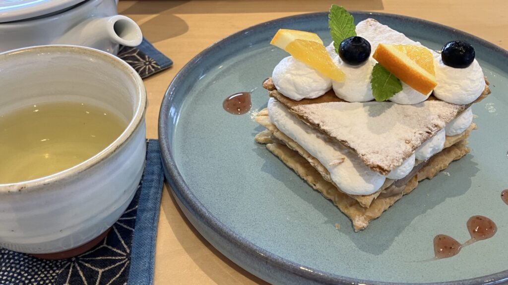 きねや菓寮の生リップルパイプレートと玄米茶