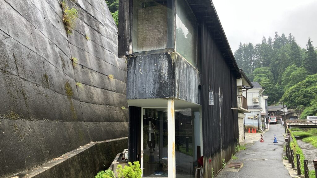 しろがね湯の外観
