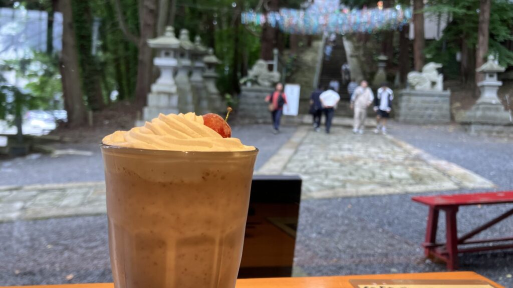 熊野大社の境内にあるicho cafeのさくらんぼのスムージ
