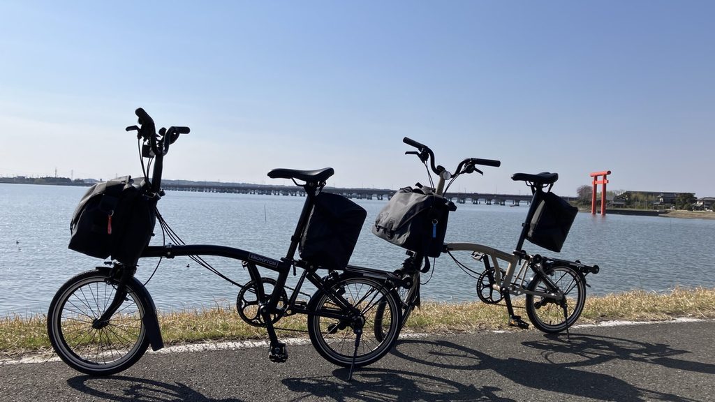 BROMPTONと鳥居