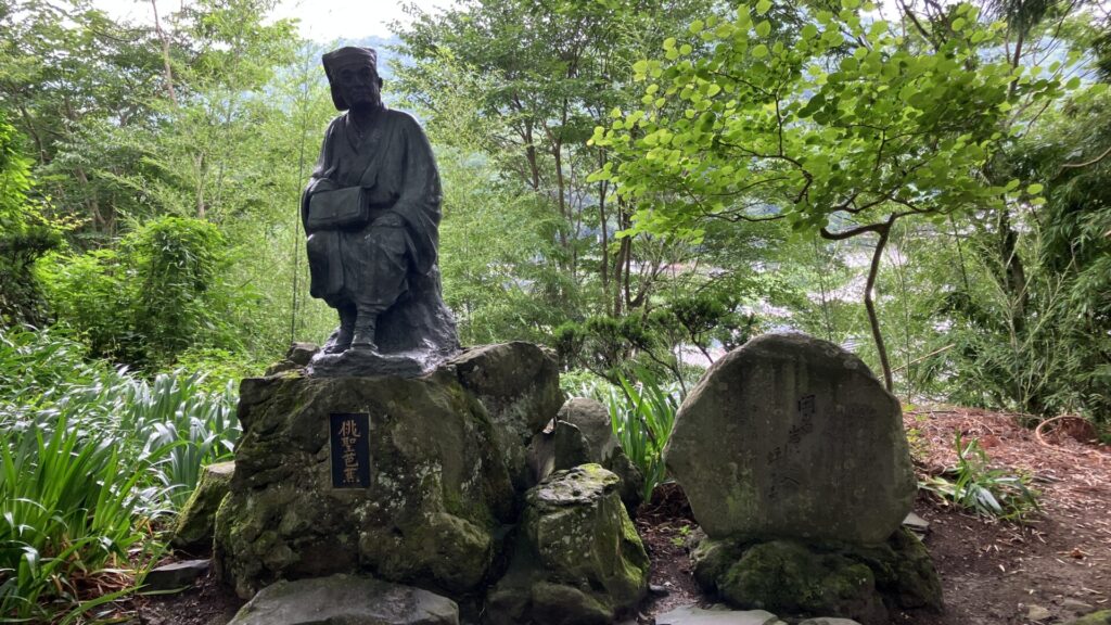 山寺の松尾芭蕉像と句碑