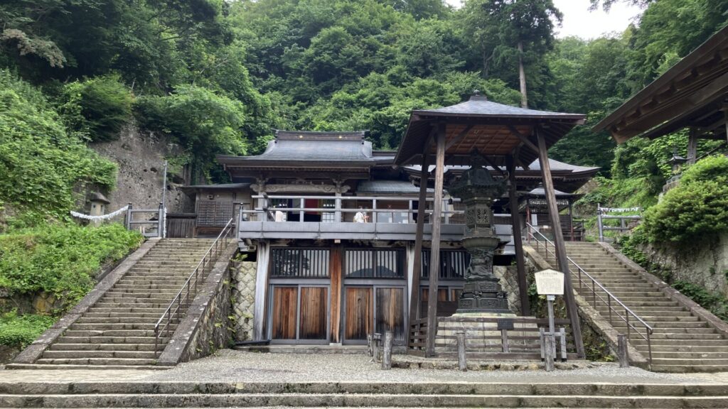 山寺の奥之院の外観