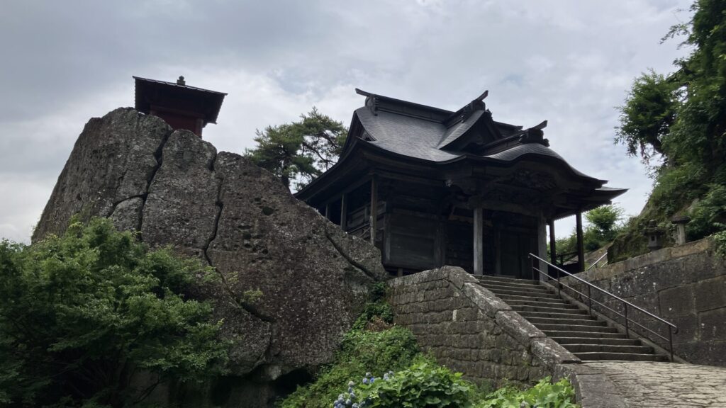 山寺の開山堂と納経堂の外観