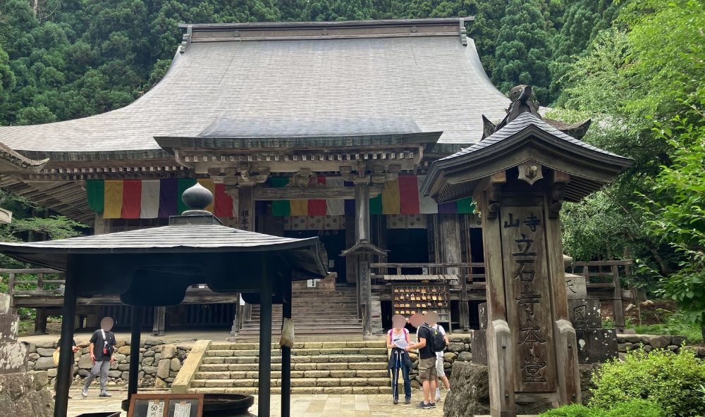 山寺の根本中堂の外観